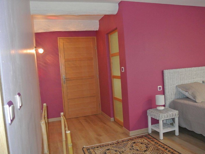 Location de vacances - Appartement à Caderousse - La chambre donne sur le dressing (porte de droite) et la salle de bain (en face)