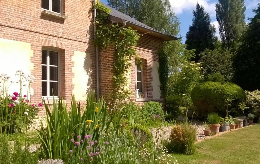 Location de vacances - Chambre d'hôtes à Bois-Guilbert - de nombreuses plantes et une façade sud typique en briques de St Jean 