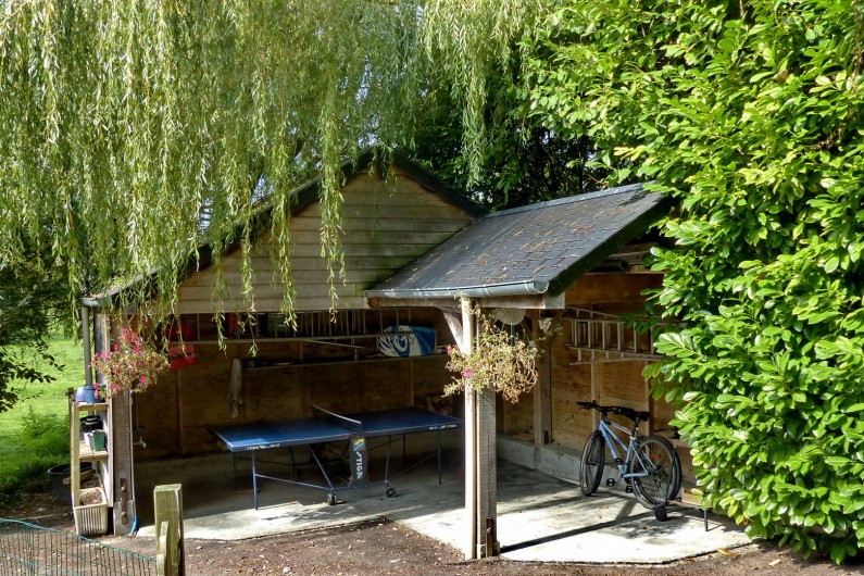 Location de vacances - Gîte à Arromanches-les-Bains - local vélo et table de tennis