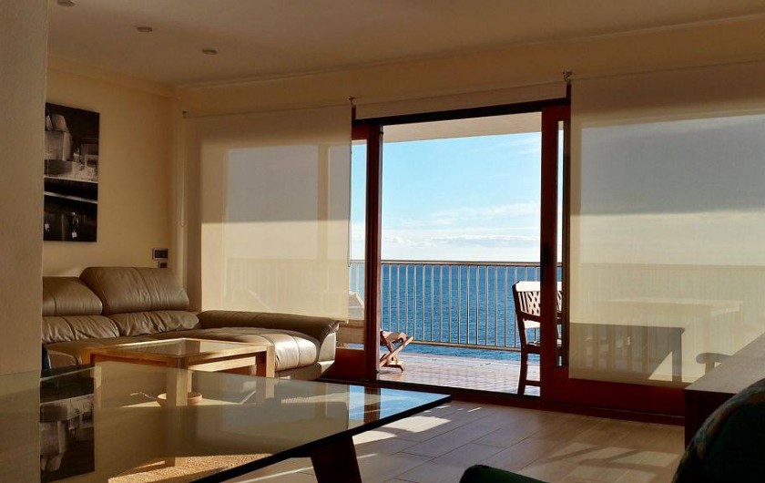 Location de vacances - Appartement à Salou - Salon-séjour en 1ere ligne avec vue mer à 180°