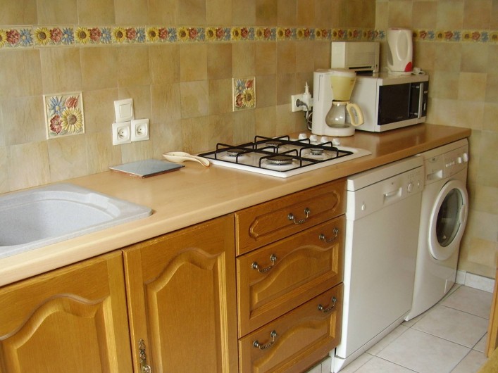 Location de vacances - Appartement à Combloux - cuisine avec lave vaisselle et lave-linge
