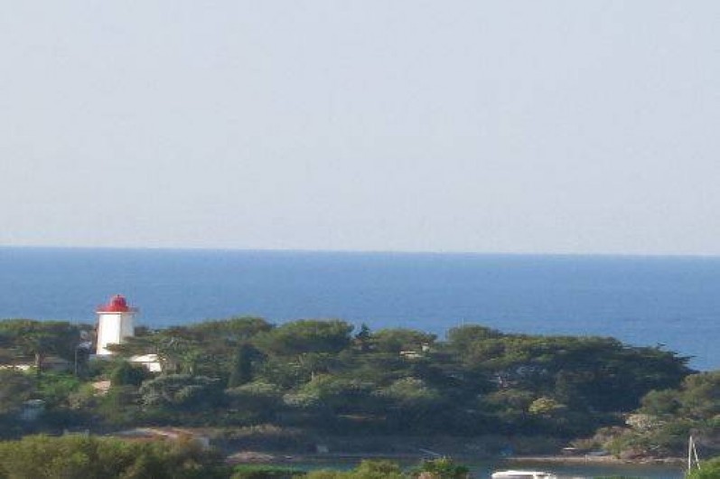 Location de vacances - Mas à Agay - Vue du phare de la Baumette depuis la maison