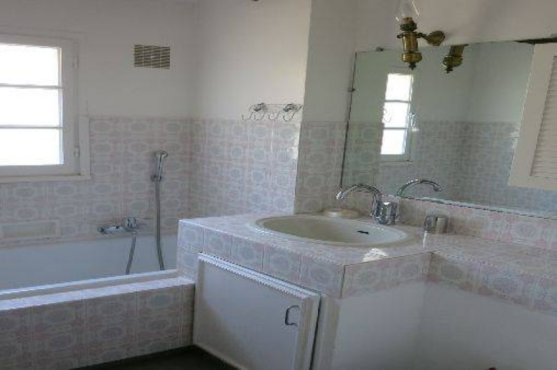Location de vacances - Mas à Agay - Salle de bains: baignoire, lavabo et bidet