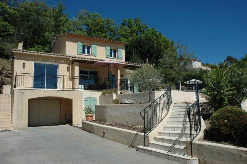 Location de vacances - Villa à Bagnols-en-Forêt - Toute la maison avec son escalier pour la terrasse.