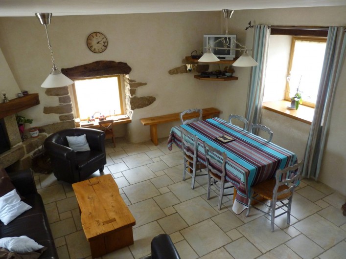Location de vacances - Gîte à Plouégat-Moysan - Le coin repas et le salon avec cheminée