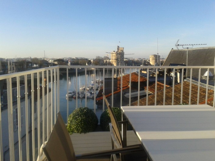 Location de vacances - Appartement à La Rochelle - Grand angle sur le Vieux Port en fin de matinée. Nouveau mobilier de terrasse.