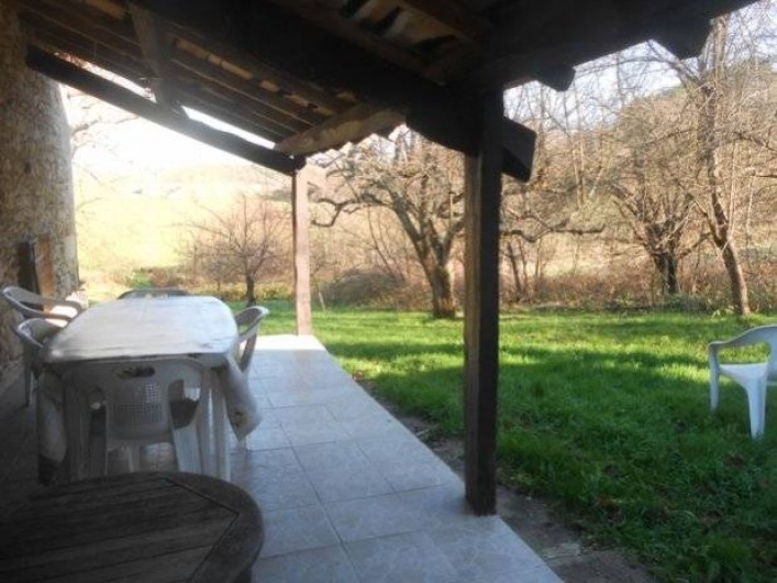 Location de vacances - Gîte à Tournon-d'Agenais - Gîte Prunier: la terrasse couverte sur le jardin