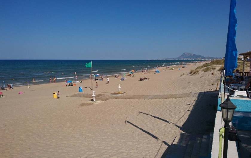 Location de vacances - Appartement à Valence - Plage  d'Oliva vu de la terrasse du restaurant Pepe.