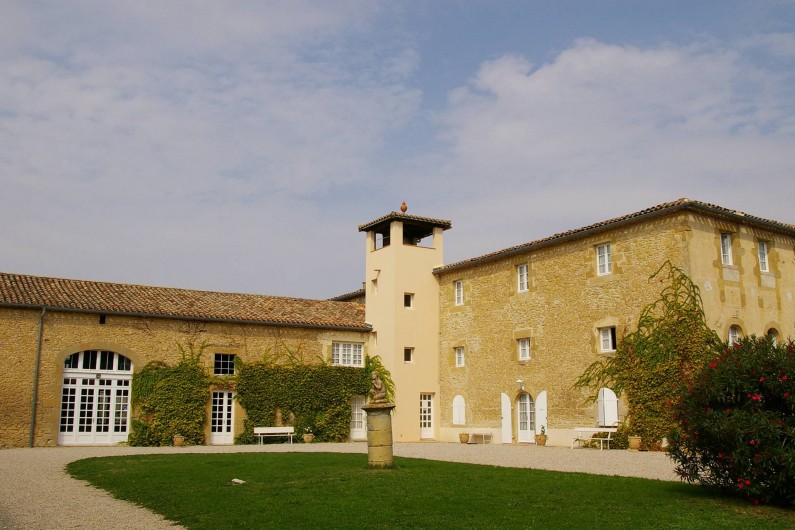 Location de vacances - Appartement à Airoux - la cour intérieure de la Ginelle et le bâtiment de la tour