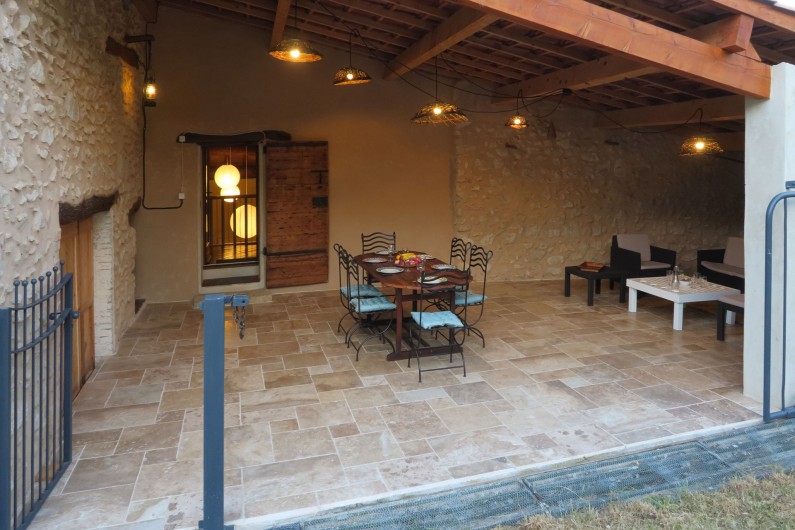 Location de vacances - Mas à Esparron-de-Verdon - Terrasse couverte avec table repas et coin salon, accès jardin ou mezzanine
