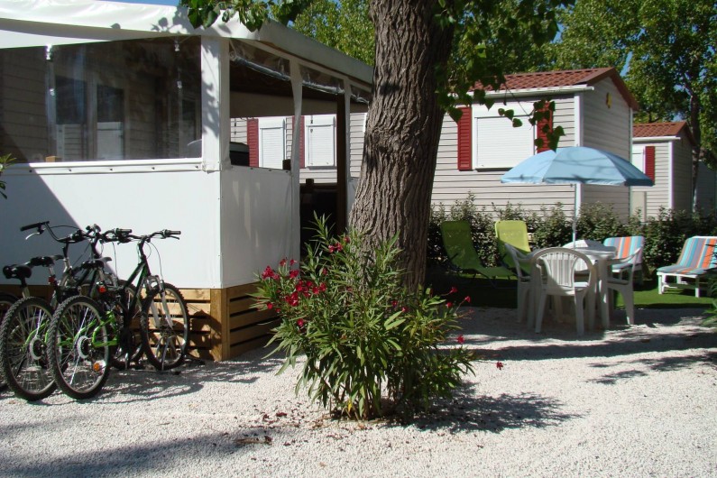 Location de vacances - Bungalow - Mobilhome à Saint-Aygulf - A l'extérieur, salon de jardin avec ses transats pour votre repos + 3 vélos;