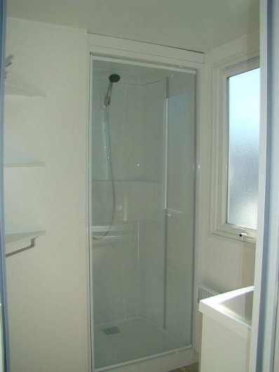 Location de vacances - Bungalow - Mobilhome à Saint-Aygulf - la salle de douche