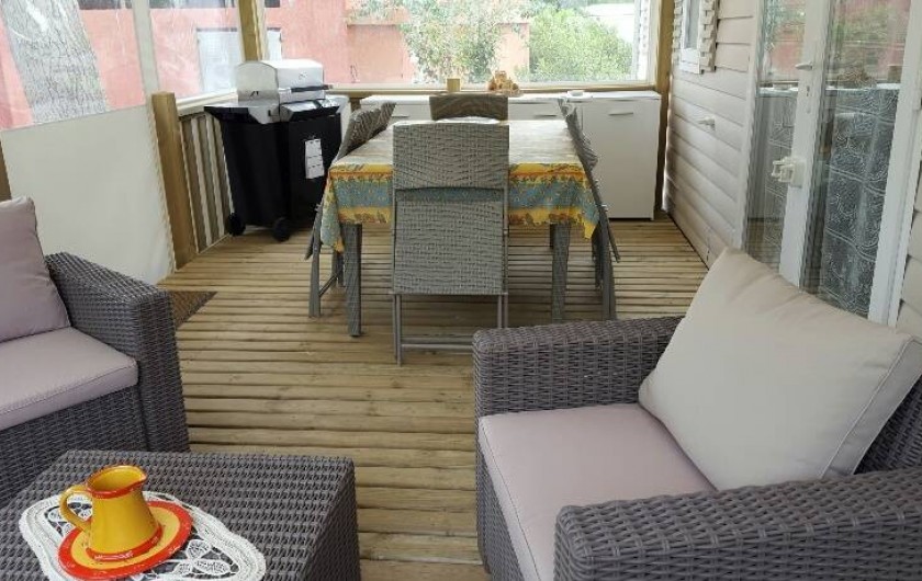 Location de vacances - Bungalow - Mobilhome à Saint-Aygulf - vue de la terrasse abritée pour l'apéritif et le repas avec son barbecue