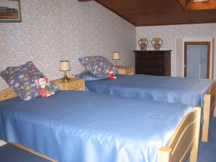 Location de vacances - Appartement à Villeneuve-Minervois - Chambre avec 2 lits en 90 pour 2 personnes.