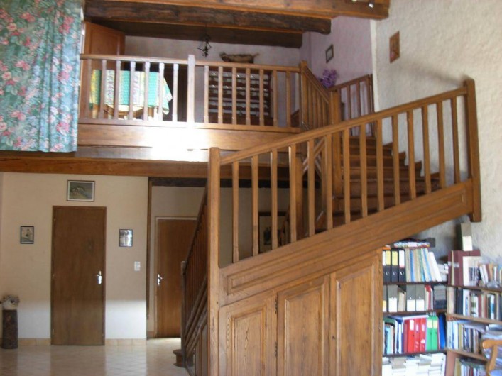 Location de vacances - Appartement à Villeneuve-Minervois - Grand escalier pour aller du salon aux chambres, salle de bains, cuisine...