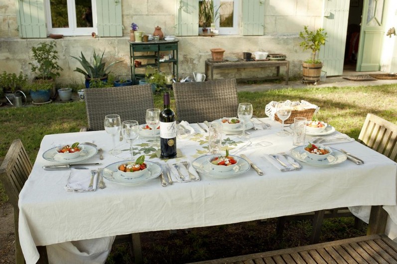Location de vacances - Chambre d'hôtes à Laruscade - La table dressée pour le dîner