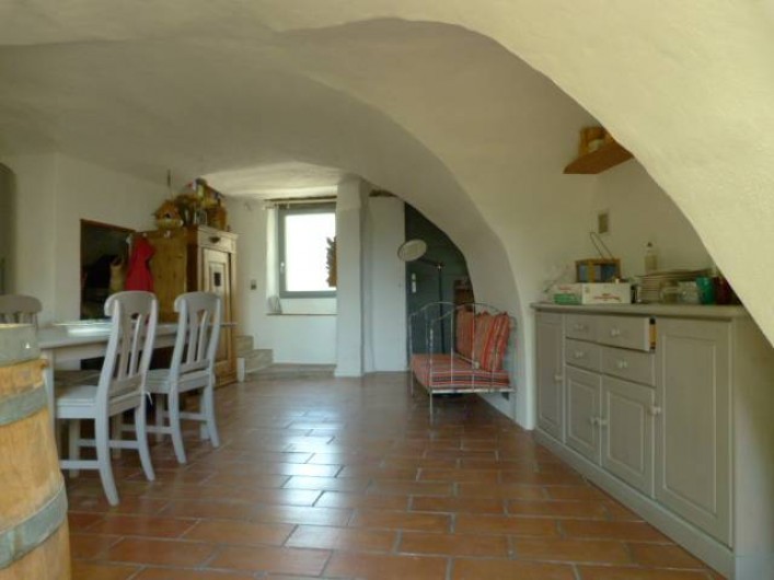 Location de vacances - Maison - Villa à La Rouvière - La cuisine  donne d'un cote sur la rue et de l'autre sur le jardin.