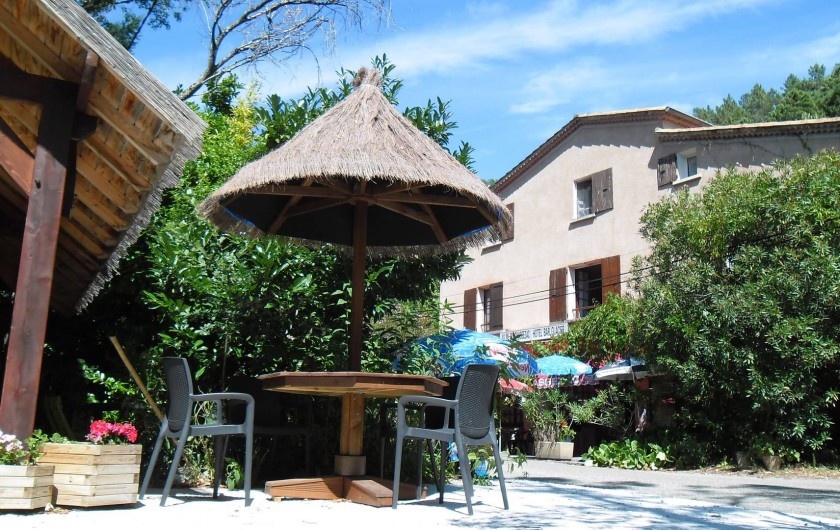 Location de vacances - Hôtel - Auberge à Malarce-sur-la-Thines - Hôtel Au Fil du Chassezac
Vue avec la terrasse en face