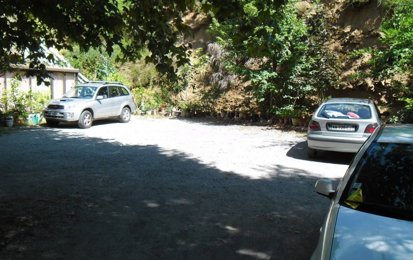 Location de vacances - Hôtel - Auberge à Malarce-sur-la-Thines - Parking ombragé