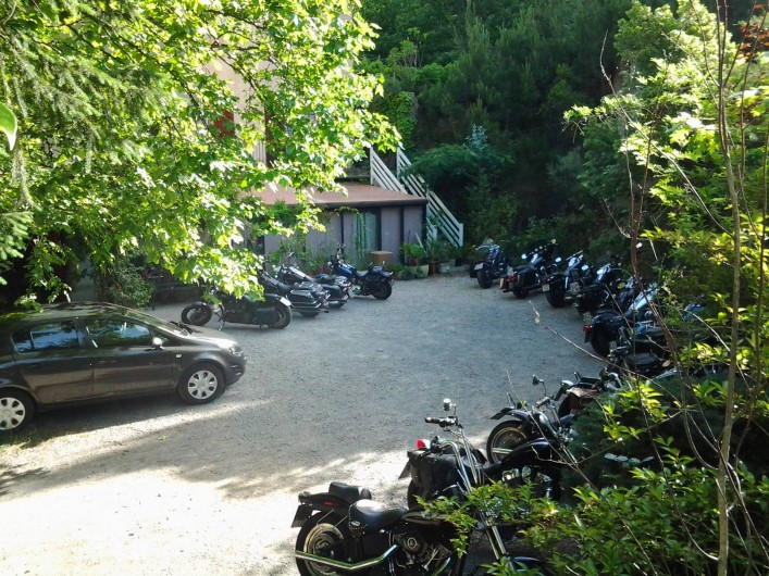 Location de vacances - Hôtel - Auberge à Malarce-sur-la-Thines - Parking lors du rassemblement annuel de Harley