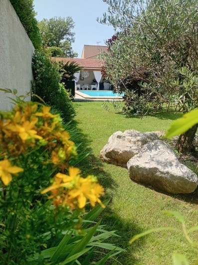 Location de vacances - Gîte à L'Isle-sur-la-Sorgue - Au fond du jardin