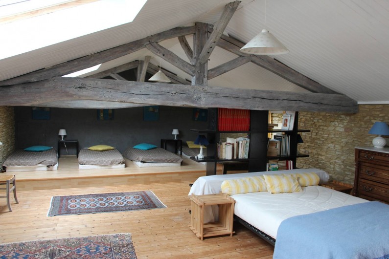 Location de vacances - Maison - Villa à Verrue - Chambre dortoir de 50 m2 devant le grand lit ; au fond les quatre lits une place