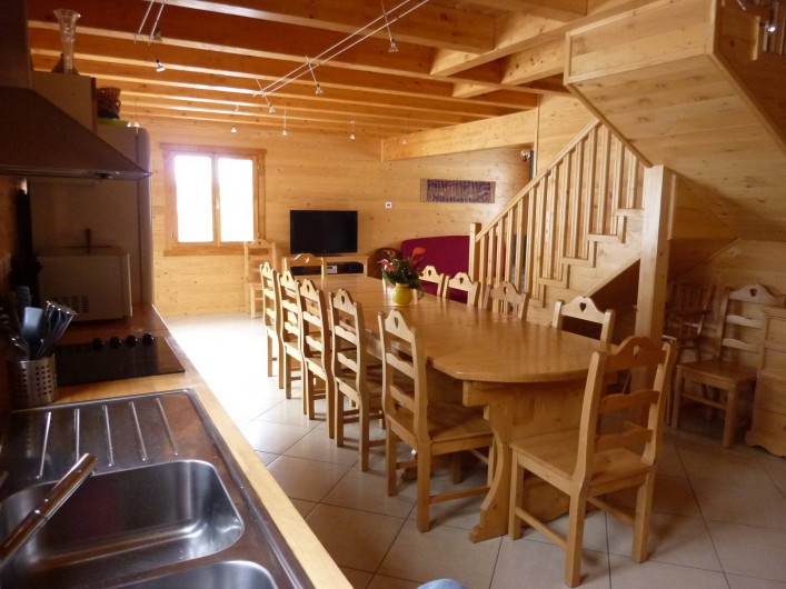 Location de vacances - Chalet à Les Orres - Espace repas et cuisine ouverte pour préparer tous ensemble