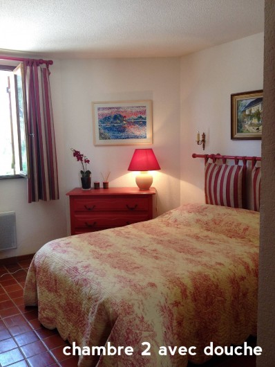 Location de vacances - Villa à Le Castellet - Chambre avec lit double et Salle de Douche attenante.