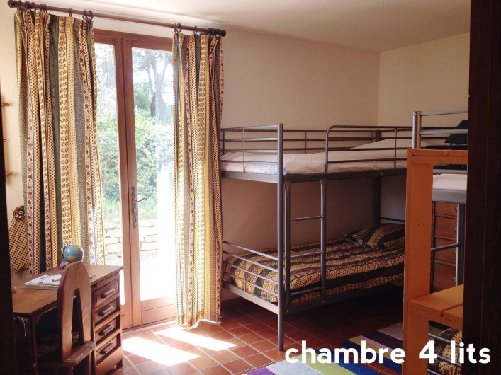 Location de vacances - Villa à Le Castellet - Chambre enfants avec 4 lits simples