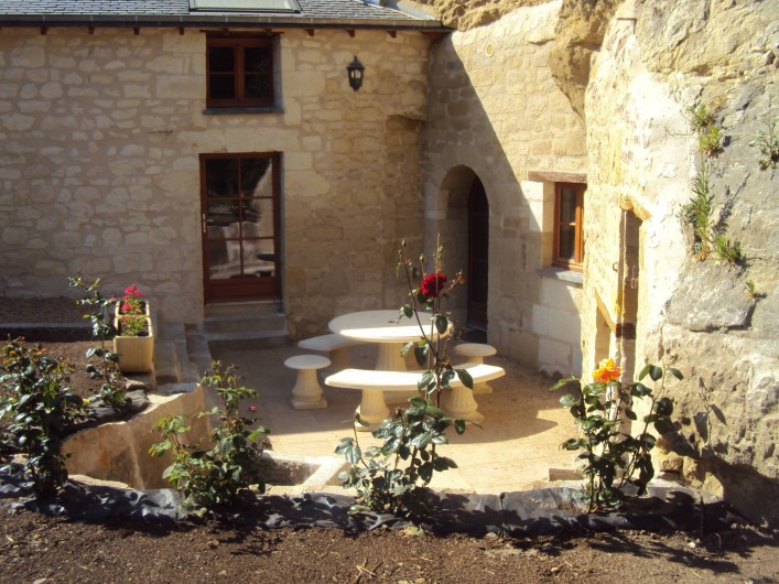 Location de vacances - Gîte à Dénezé-sous-Doué - terrasse salon en pierre