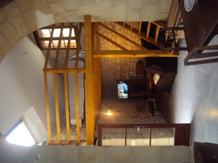 Location de vacances - Gîte à Dénezé-sous-Doué - en bas salon  en haut mezzanine avec lit  2 personnes