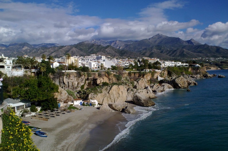 Location de vacances - Appartement à Nerja - La plage de Calahonda et les montagnes de la Sierra Almijara