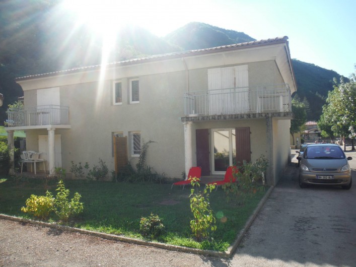 Location de vacances - Appartement à Digne-les-Bains - Jardin (planté depuis la photo avec arbustes et rosiers)