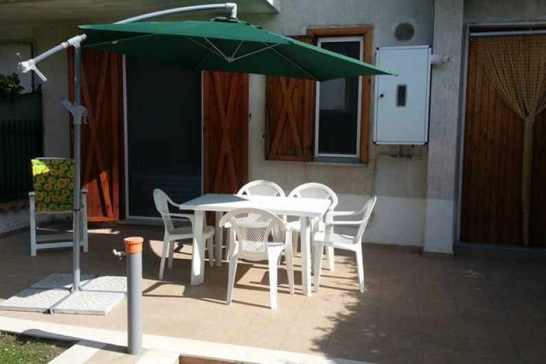 Location de vacances - Appartement à Agropoli - Jardin privé de la maison, avec parasol, table, chaises et barbecue
