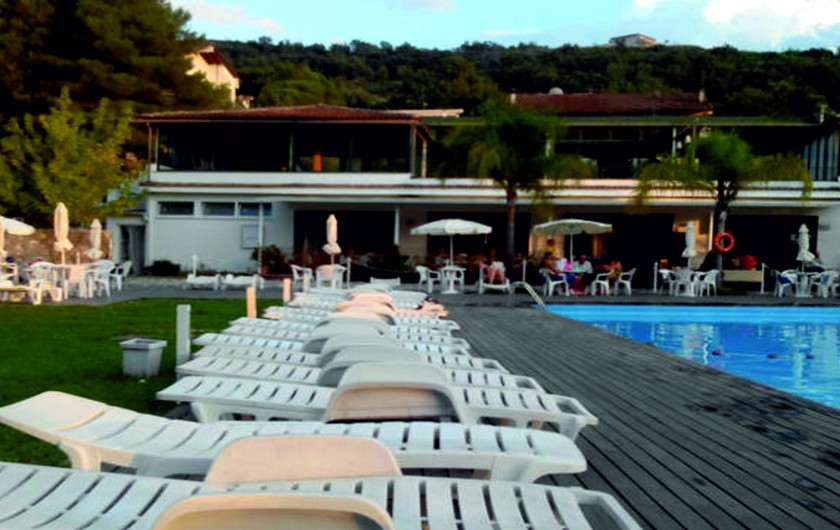 Location de vacances - Appartement à Agropoli - Vue du bar et du restaurant du bord de la piscine