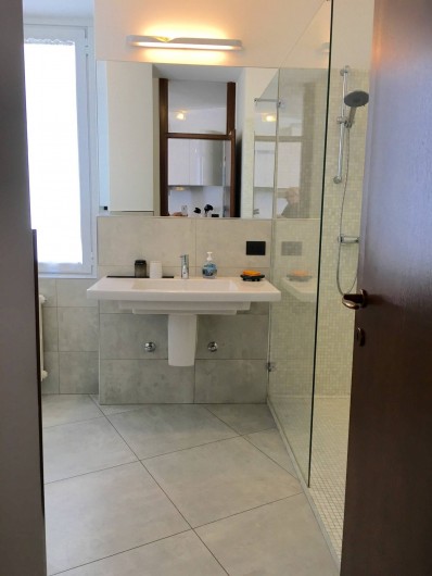 Location de vacances - Appartement à Bergame - grande salle de bain avec fenêtre