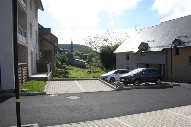 Location de vacances - Studio à Picherande - Vue sur le village entre bâtiments A & B à gauche et bâtiment C à droite