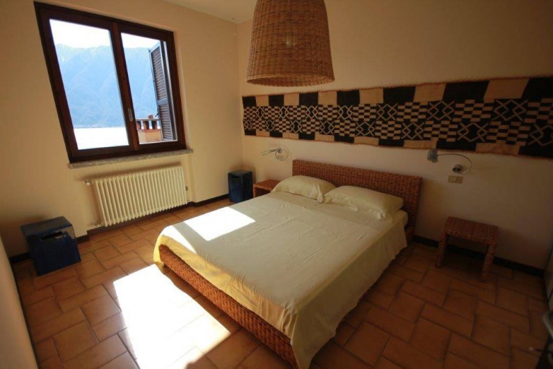 Location de vacances - Maison - Villa à Lenno - Chambre principale avec lit extra large et vue sur le lac