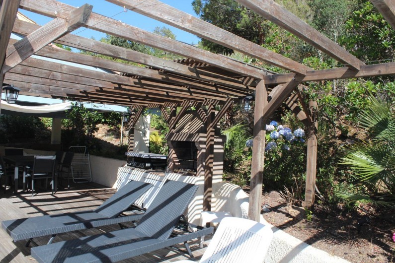 Location de vacances - Chambre d'hôtes à Porticcio - Pergola sur terrasse avec barbecue et plancha