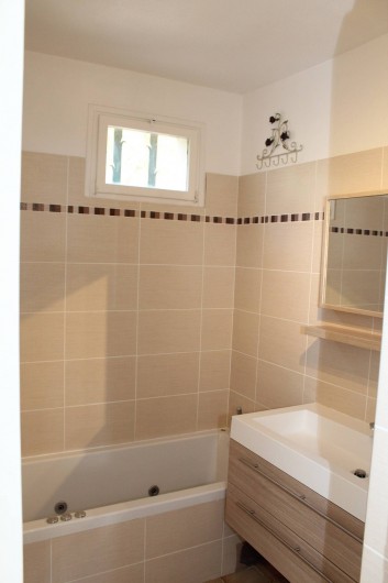 Location de vacances - Chambre d'hôtes à Porticcio - Salle de bains étage avec baignoire à remous