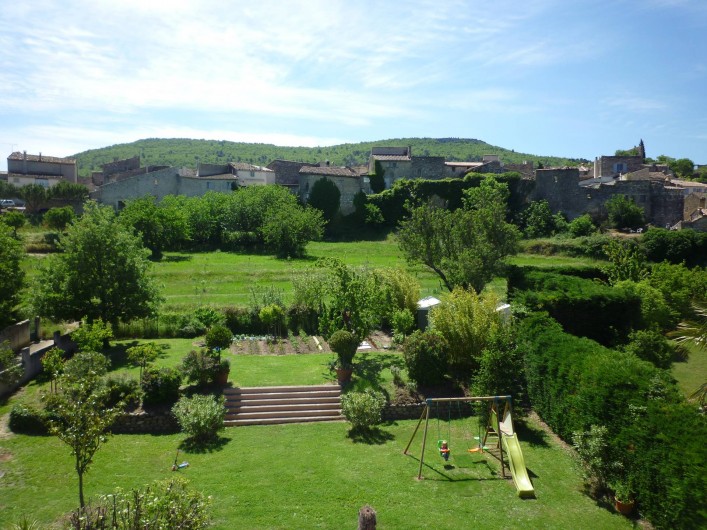 Location de vacances - Villa à Alleins - vue sur les remparts du village et le grand jardin paysager