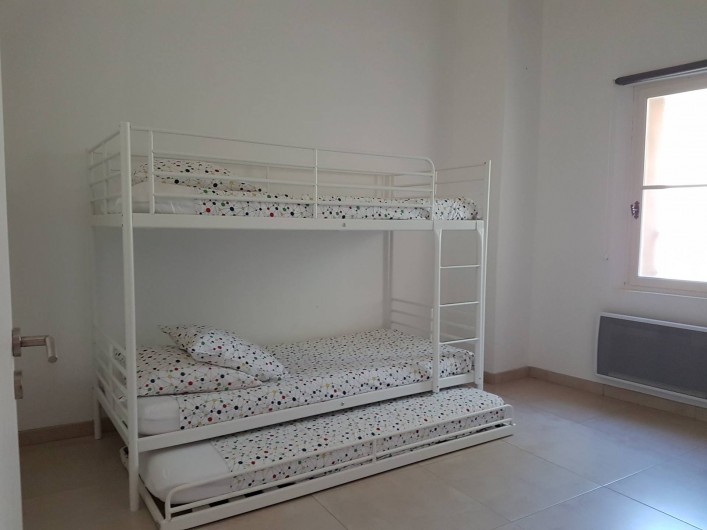 Location de vacances - Mas à Lorgues - Chambre 1 avec lit superposé et lit -tiroir