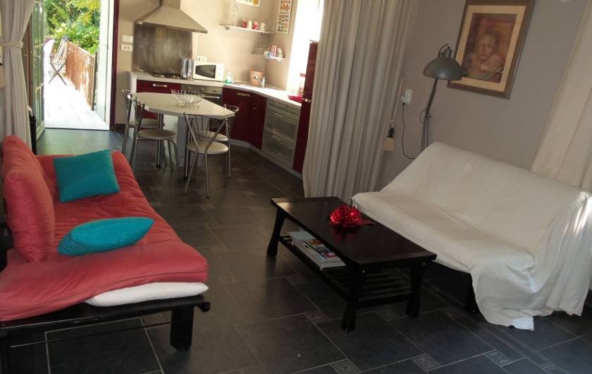 Location de vacances - Appartement à Bollène - Salon / cuisine équipée du gîte rouge - est ( internet inclus)