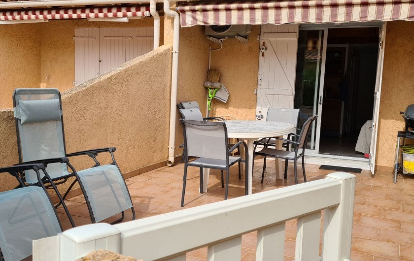 Location de vacances - Villa à Le Lavandou - La grande terrasse avec salon de jardin