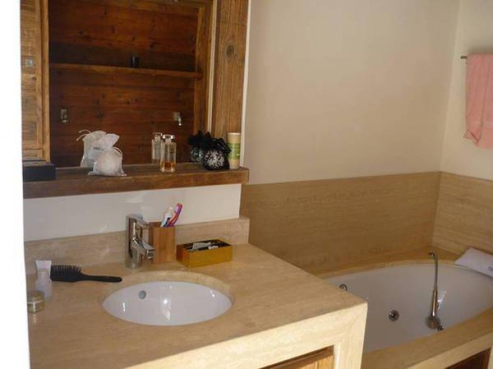 Location de vacances - Appartement à Chamonix-Mont-Blanc - salle de bain balneo dans chambre parental
