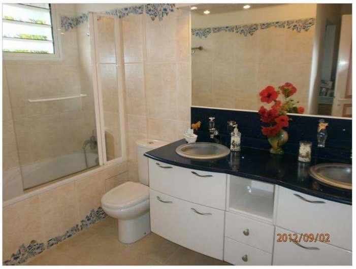 Location de vacances - Villa à Le Marin - salle de bains faisant partie suite parentale chambre lit 160 double dressing