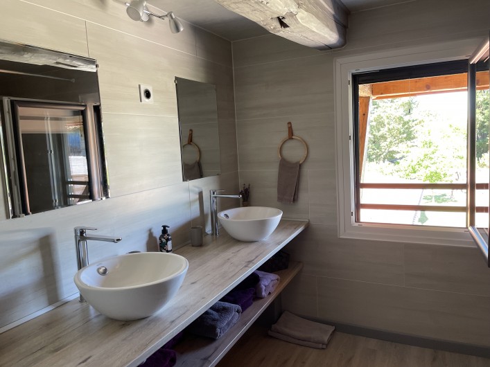 Location de vacances - Villa à Écollemont - Seconde salle d'eau équipée de 2 vasques et 2 douches