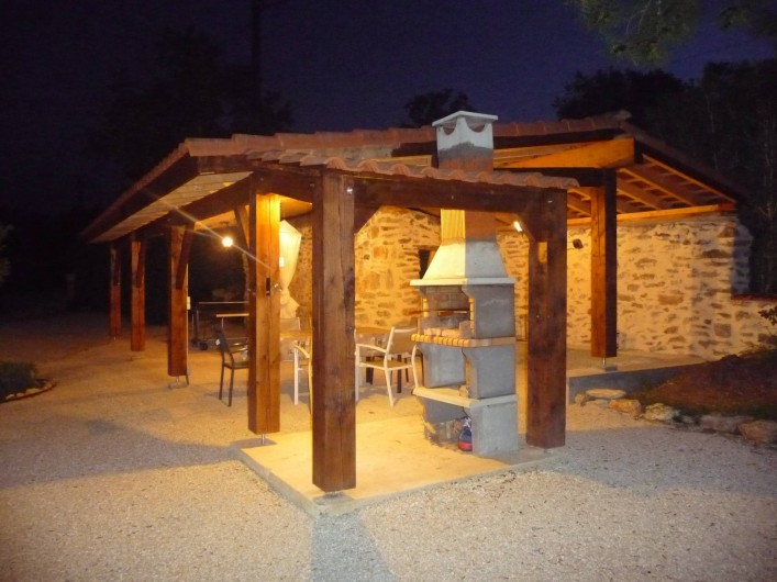 Location de vacances - Villa à Cahors - Appentis de nuit, avec barbecue couvert.