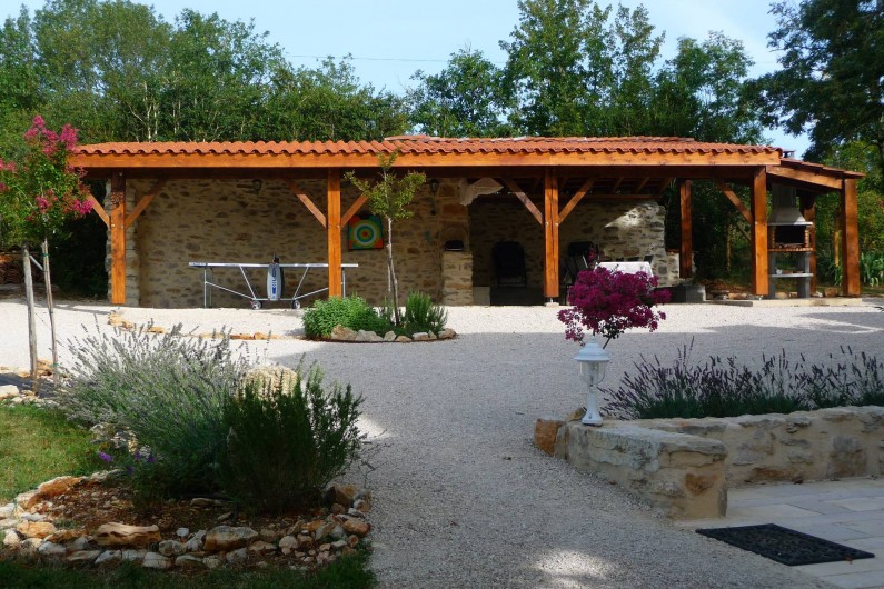Location de vacances - Villa à Cahors - Appentis pouvant abriter 2 voitures, table de Ping Pong, barbecue couvert.