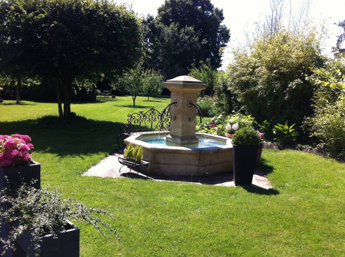 Location de vacances - Chambre d'hôtes à Acheux-en-Amiénois - Jardin et fontaine